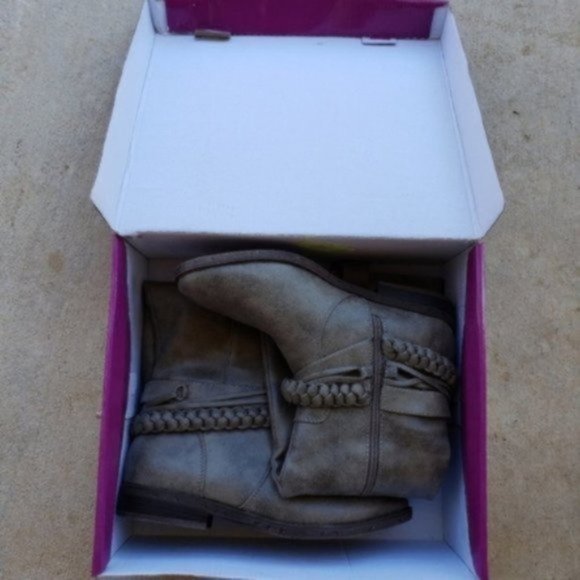 NWOT Rampage Grey/Taupe Distressed Boots. - Picture 5 of 6